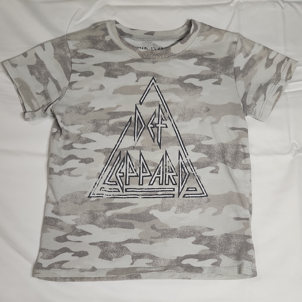 Vinyl Icon Girl's small camo Def Leppard Tee From Buckle GUC